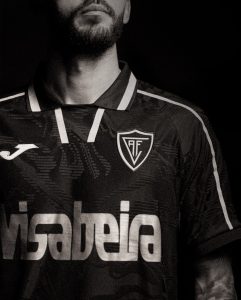 Académico de Viseu apresenta camisola comemorativa “Manto Negro”
